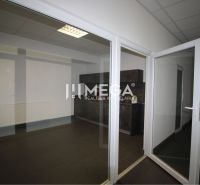 Glastüren im Büro mit Fliesenboden und Feuerlöschern.