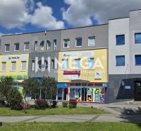 Geschäftsräume am Freiheitsplatz in Humenné, moderne Fassaden und Schaufenster.