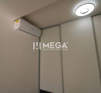 Klimaanlage und Beleuchtung in einer 2-Zimmer-Wohnung mit weißen Schiebetüren.