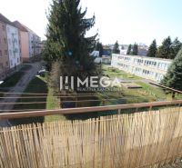 Der Balkon einer 2-Zimmer-Wohnung in der Sokolovská-Straße in Humenné mit Blick auf Grünflächen und einen Spielplatz.
