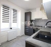 Küche in einer 2-Zimmer-Wohnung mit praktischer Ausstattung und grauen Bodenfliesen.