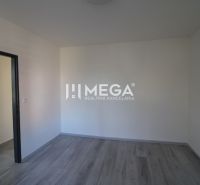 Ein Zimmer mit einem Holzboden in einer 2-Zimmer-Wohnung.