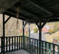 Überdachte Terrasse mit Blick auf die Gärten in Humenné, ZO Poniklec, bietet Holzeinrichtung.