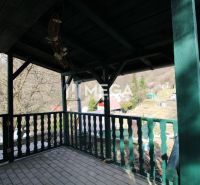 Überdachte Terrasse mit grünem Geländer in den Gärten von ZO Poniklec, Humenné.