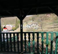 Blick aus dem Garten in ZO Poniklec, Humenné, mit ländlichen Häusern und Natur.