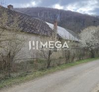 Ein Einfamilienhaus in der Čabiny-Straße in Čabiny, umgeben von blühenden Bäumen und Natur.