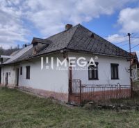 Ein Einfamilienhaus in Čabiny, Čabiny-Straße, mit traditioneller Architektur und umgebender Natur.
