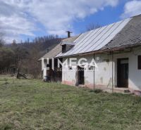 Ein Einfamilienhaus in Čabiny in der Čabiny-Straße, umgeben von Natur mit Frühlingsatmosphäre.