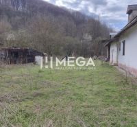 Ein Einfamilienhaus in Čabiny mit angrenzenden Wirtschaftsgebäuden auf einem von Natur umgebenen Grundstück.