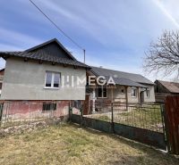 Ein Einfamilienhaus in der Gemeinde Pakostov in der Pakostov Straße mit Garten und Metallzaun.