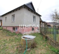 Ein Einfamilienhaus in Pakostov in der Pakostov-Straße mit einem geräumigen Hof und einem Brunnen.