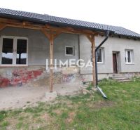 Ein Einfamilienhaus in Pakostov mit einer ungedämmten Fassade und einer Holzveranda in der Pakostov-Straße.