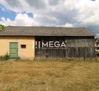 Ein älterer Schuppen bei einem Einfamilienhaus in Zbudská Belá in Zbudská Belá.