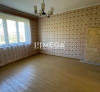 Einfamilienhaus mit Holzboden, gemusterten Tapeten und großem Fenster.