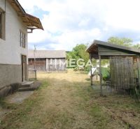 Garten bei einem Einfamilienhaus in der Gemeinde Zbudská Belá, mit Unterstand und Holzbau.