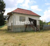 Ein Einfamilienhaus im Dorf Zbudská Belá in der Straße Zbudská Belá mit einem großen Hof.