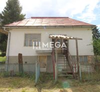 Ein Einfamilienhaus in Zbudská Belá in der Straße Zbudská Belá mit einem Holzzaun und einem Garten.