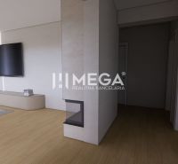 Wohnzimmer mit Fernseher, Tisch und Holzboden in einem Einfamilienhaus.