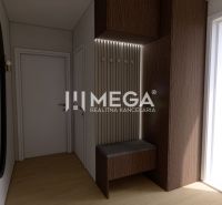 Eingangsbereich mit Holzboden, Spiegel und Bank in einem Einfamilienhaus.