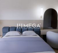 Schlafzimmer in einem Einfamilienhaus mit bequemem Bett, Tisch und Spiegel, Boden mit Holzdekor.