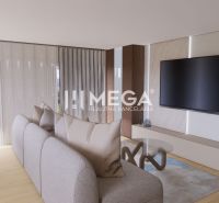Wohnzimmer in einem Einfamilienhaus mit bequemer Couch, Fernseher und Boden in Holzoptik.