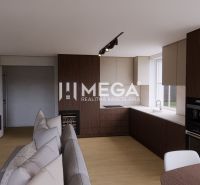 In einem Einfamilienhaus sieht man eine Küche mit Einbaugeräten, einem rechteckigen Tisch und einem Boden mit Holzdekor.