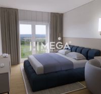Schlafzimmer im Einfamilienhaus mit Bett, Fernseher und Boden in Holzoptik.