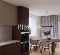 Küche mit Holzboden und Esstisch in einem Einfamilienhaus.