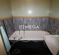 Badezimmer mit Badewanne und Waschbecken in einer Zweizimmerwohnung.