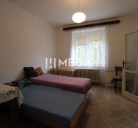 Schlafzimmer mit hellen Möbeln und Betten in einer 2-Zimmer-Wohnung mit Holzboden.