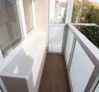 Balkon einer 2-Zimmer-Wohnung mit Blick auf die Dobrianského-Straße in Humenné.