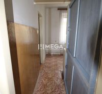 Ein enger Flur in einer 2-Zimmer-Wohnung mit Linoleum und Einbauschränken.