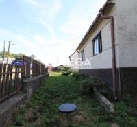 Einfamilienhaus in der Straße Volica, Volica, mit Rasen und Holzzaun.