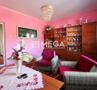 Wohnzimmer in einem Einfamilienhaus mit rosa Wänden, Möbeln und Dekorationen.