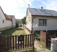 Einfamilienhaus in Volica in der Straße Volica mit Garten und einfachem Zaun.