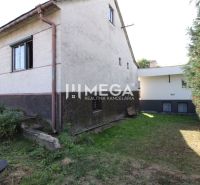 Einfamilienhaus in der Volica-Straße in der Stadt Volica mit einem grasbewachsenen Hof und Sträuchern.