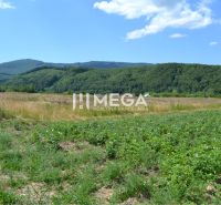 Landschaft in Zemplínske Hámre geeignet für Grundstücke - Wohnen, umgeben von grünen Wäldern und Wiesen.