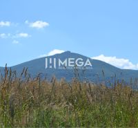 Grundstücke - Wohnen in Zemplínske Hámre mit Bergblick und blauem Himmel im Hintergrund.