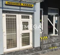 Geschäftsräume in der Osloboditeľov-Straße in Humenné mit dem Schild „Noviny Tabak“.