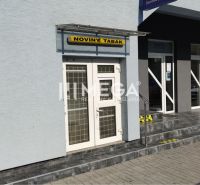 Geschäftsräume in der Straße Osloboditeľov in Humenné mit Eingangstüren und einem Aushängeschild.