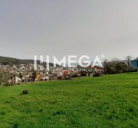 Blick von der Brestovská-Straße auf die Einfamilienhäuser in Humenné, umgeben von Grün und Natur.