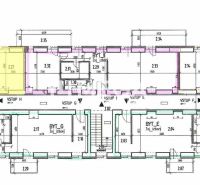 Der Grundriss zeigt die Aufteilung einer 3-Zimmer-Wohnung in einem Gebäude in der Straße Pod hradom in Strážske.