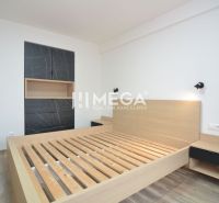 Schlafzimmer mit Holzelementen, Bett und Einbauschrank in einer 3-Zimmer-Wohnung.