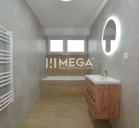 Ein Badezimmer mit Badewanne, hellen Fliesen und einem Boden in Holzoptik in einer 3-Zimmer-Wohnung.