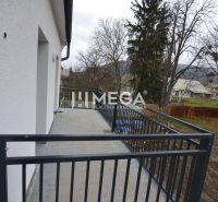 Balkon bei einer 3-Zimmer-Wohnung in der Straße Pod hradom in Strážske mit Blick in den Garten.