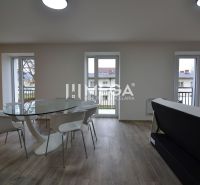 Essbereich in einer 3-Zimmer-Wohnung mit Holzboden und Glastisch.