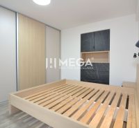 Schlafzimmer in einer 3-Zimmer-Wohnung mit Bett und Stauraum in dunkler Dekor.