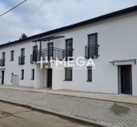 Weißes Wohnhaus in der Straße Pod hradom in der Stadt Strážske mit 3-Zimmer-Wohnungen.
