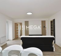 Wohnzimmer in einer 3-Zimmer-Wohnung mit Holzboden und eleganter Einrichtung.