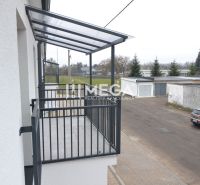 Balkon in einer 2-Zimmer-Wohnung in der Straße Pod hradom in der Stadt Strážske mit Blick auf die Garagen.